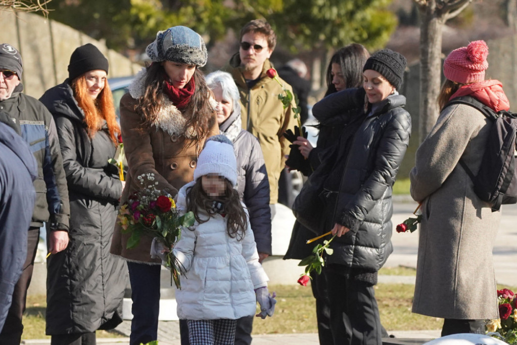 Pomen Nebojši Glogovcu: Ćerka Sunčica tati na grob spustila crvene ruže, srce da prepukne FOTO