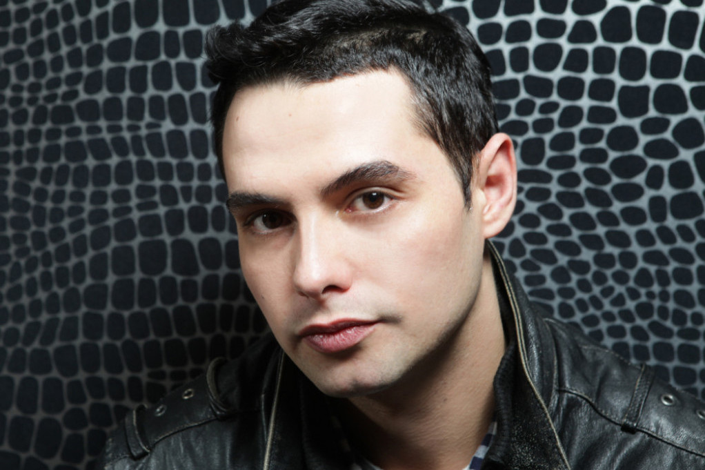 Promenio je pol i odvažno se skinuo u kupaći: Pogledajte kako Marko Mitanovski posle tranzicije izgleda na plaži FOTO