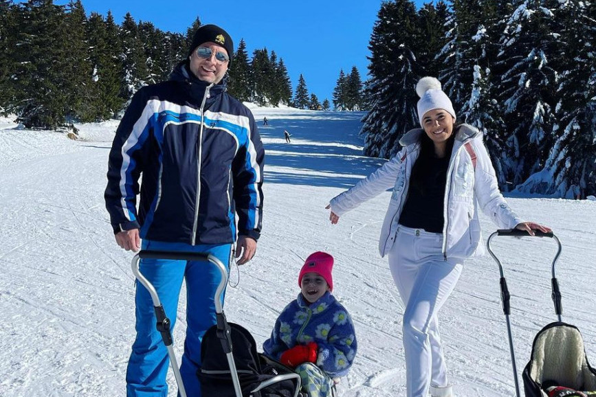 Helenino prvo zimovanje: Aleksandra i Bojan Vasković ponovo nasmejani, fotografije sa decom oduševile