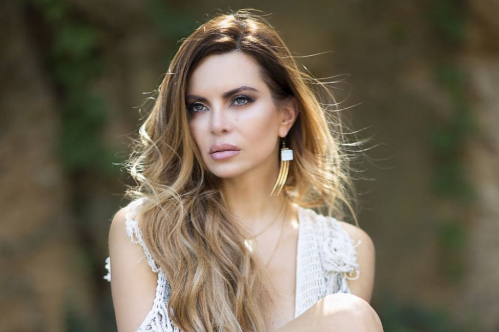 Morao si da me preboliš, bilo je i vreme: Nikolina Pišek iznenadila poznatog pevača