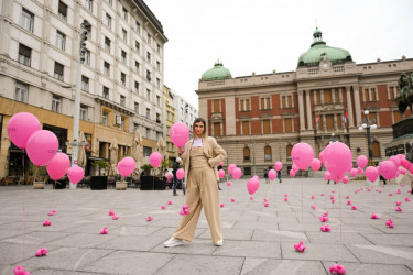 Beograd i region jutros osvanuli u roze balonima, essence i CATRICE darivali prolaznice i to kakvim poklonima FOTO