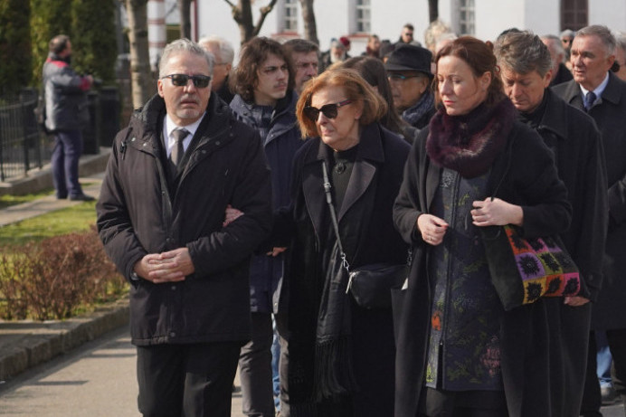 Sahranjen Dragoslav Mihailović: Reka glumaca ispratila čuvenog književnika, ćerku Milicu slomile emocije FOTO
