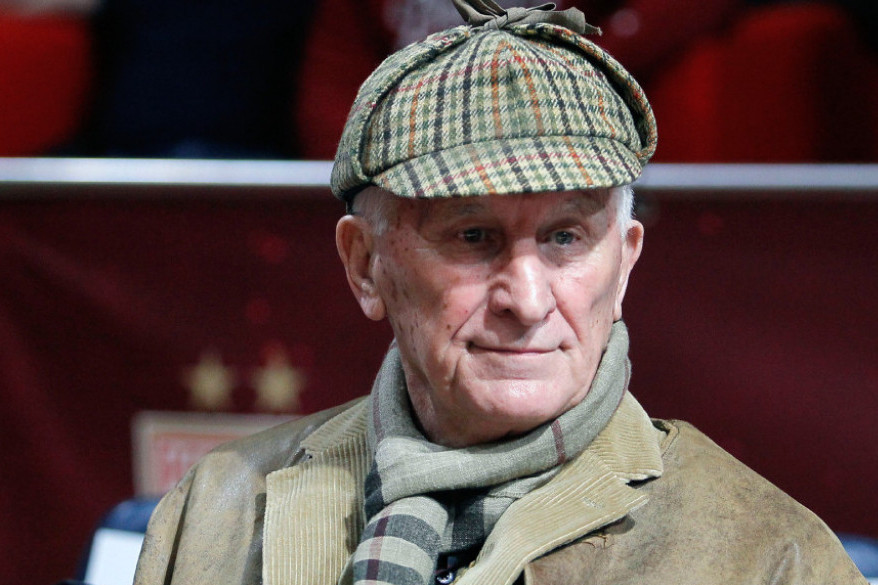 Veri je napisao najlepšu pesmu: Ovo je jedina fotografija Matije Bećkovića sa suprugom i ćerkama koja je dospela u javnost FOTO