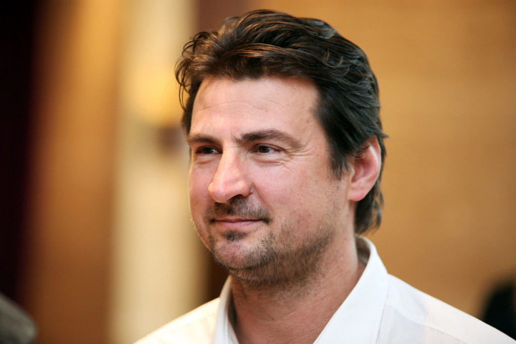 Zbog nje je javno plakao: Vanja Grbić u retkom izlasku sa suprugom Sarom, pogledajte kako izgleda majka četvoro dece FOTO