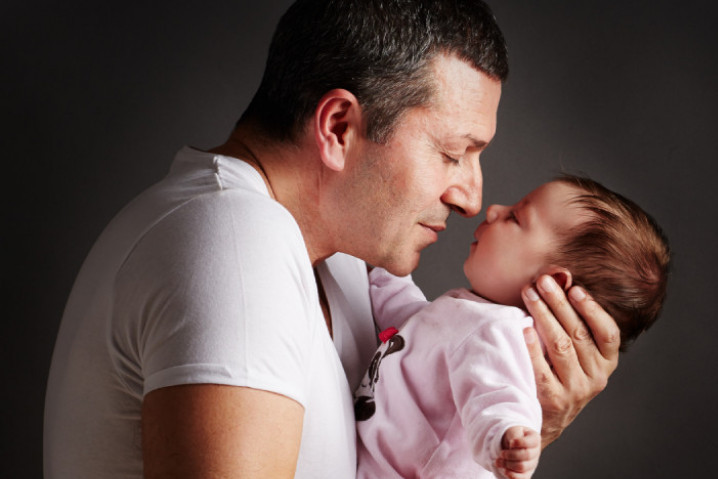 Prvo je postao deda, pa tata! Ova lepotica nestvarne plave kose je unuka Đoleta Đoganija FOTO