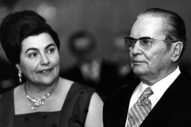 Ovo je Titova praunuka: Majka joj je Broz, otac poznati glumac, a ona nosi prezime žene koju je maršal voleo pre Jovanke FOTO