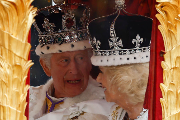 Britanija dobila novog monarha: Krunisan kralj Čarls III FOTO
