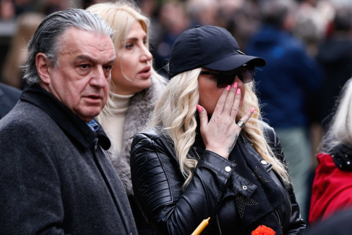Grobljem se ori pesma i jecaji kolega: Estrada u suzama ispratila Lanu Toković FOTO