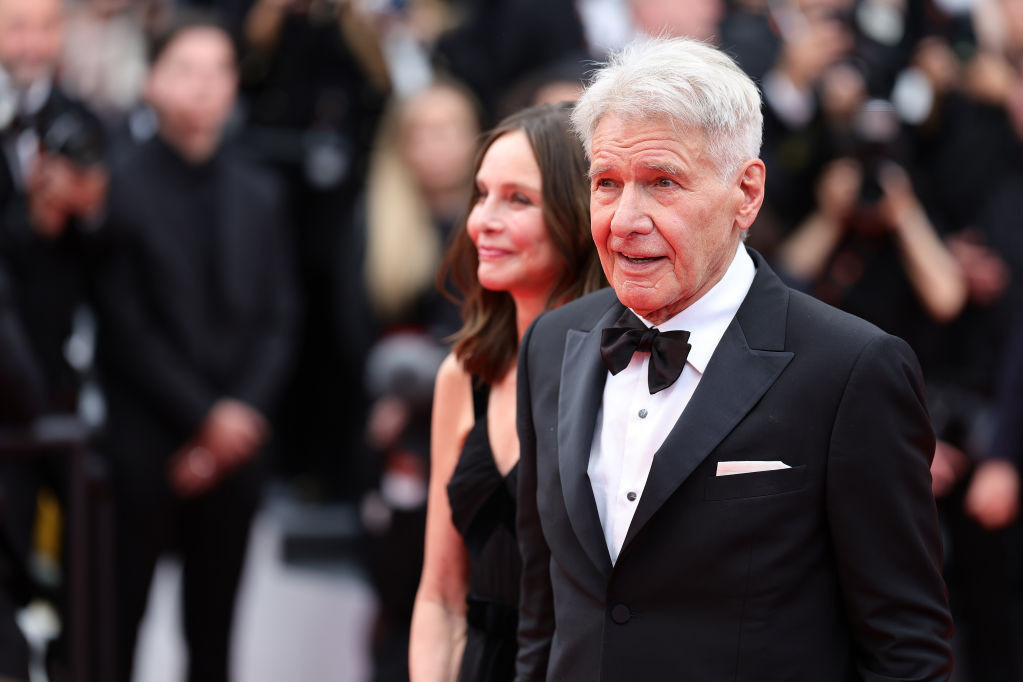 Razlika od 22 godine, a oni jači nego ikad: Harison Ford sa suprugom na crvenom tepihu, zaljubljeni kao prvog dana FOTO