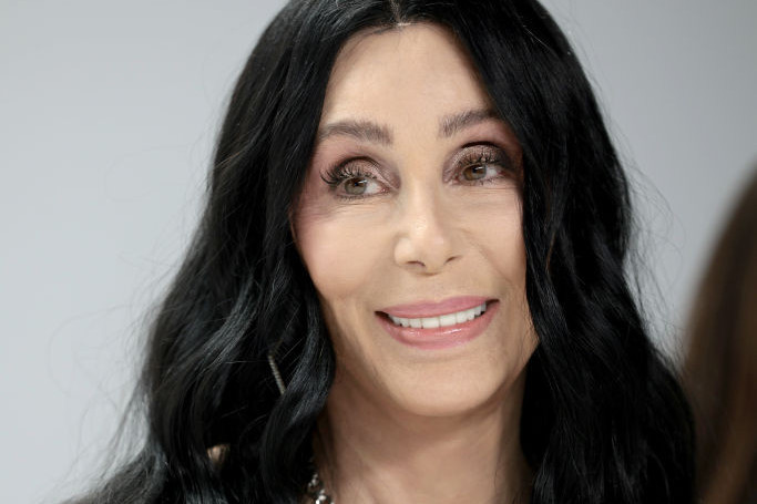 Pričalo se da su ga operisali srpski hirurzi: Ovako danas izgleda sin pevačice Šer koji je promenio pol FOTO