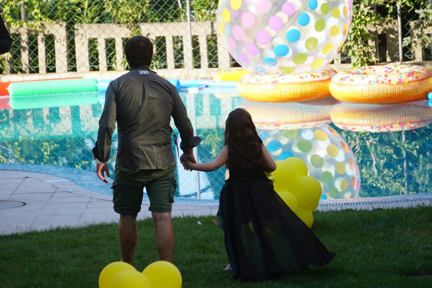 Luksuzna vila sa bazenom, dekoracija iz snova i tata BEZ dredova: Ovako Rasta slavi ćerkin 6. rođendan FOTO