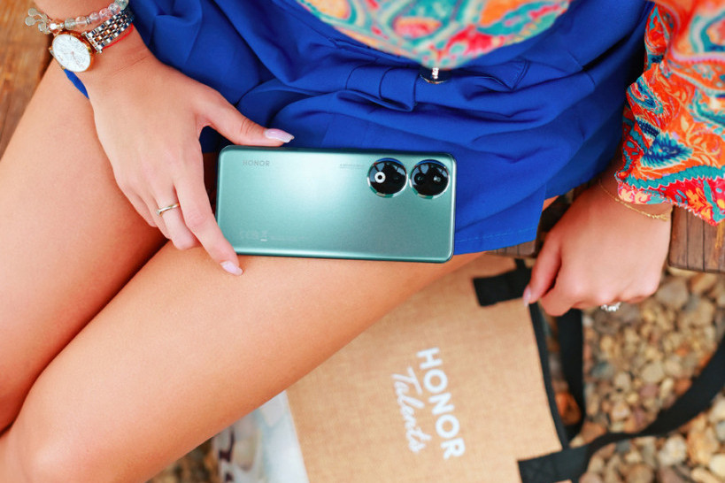 Osnova za savršeno leto: Torba za plažu i HONOR 90!