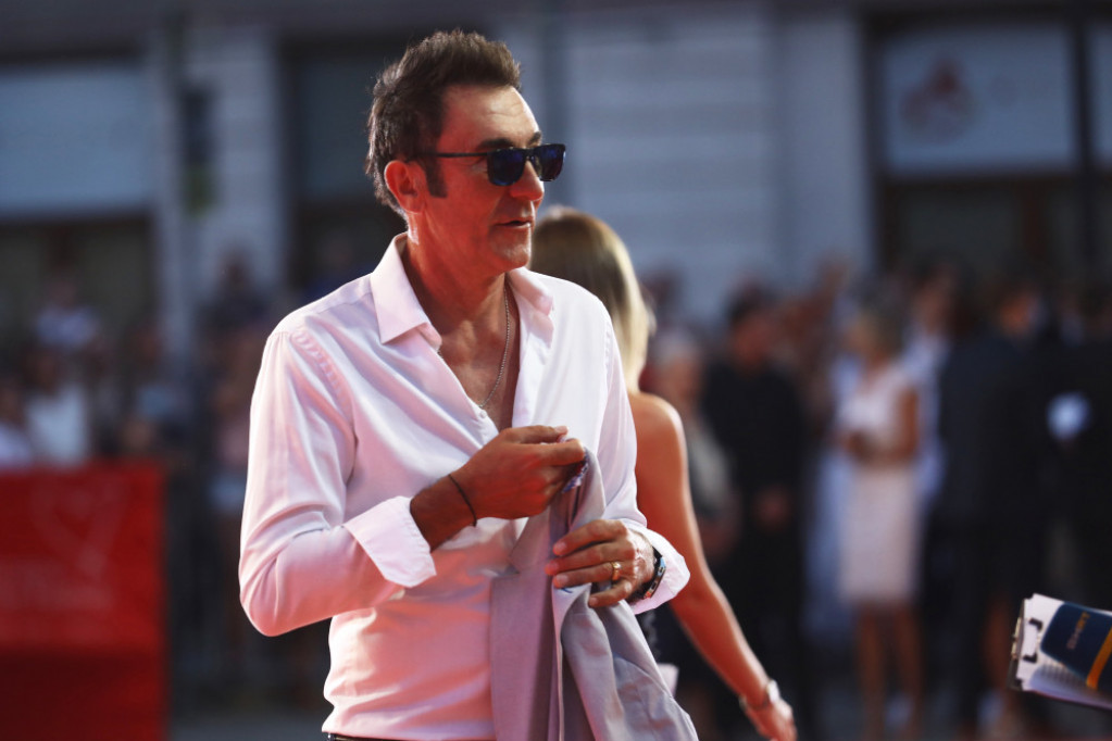 Na stajlingu i ljubavi pozavideo bi im i Holivud: Branko Đurić Đuro sa lepom suprugom blista na crvenom tepihu