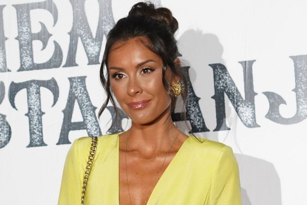 Prirodna lepota ili ipak ne? Dragana Mićalović pozirala bez trunke šminke, ovo ste morali da primetite na njenom licu