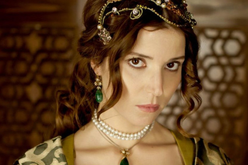 Ofarbala se u plavo i podmladila botoksom: Sultanija Hatidže iz Sulejmana danas je druga žena