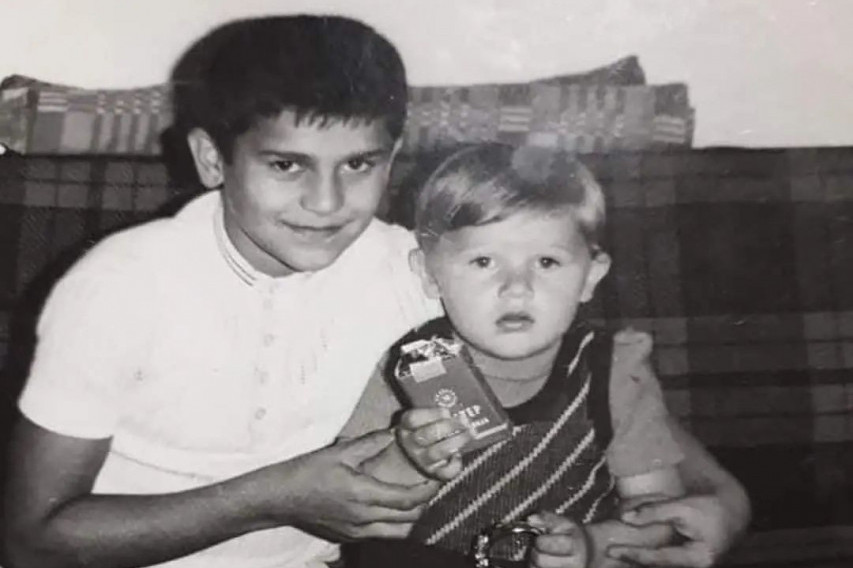 Da li znate ko je pevač sa slike? Promenio je veru, preminuo u 43. godini, ćerka je krenula njegovim stopama