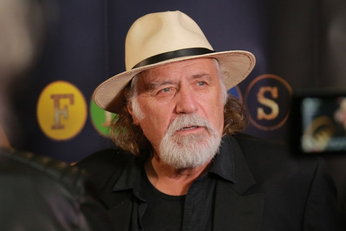 Ćerka Radeta Šerbedžije je pevačica koju dobro znate: Vanvremenska lepotica sa tatom prošetala Beogradom