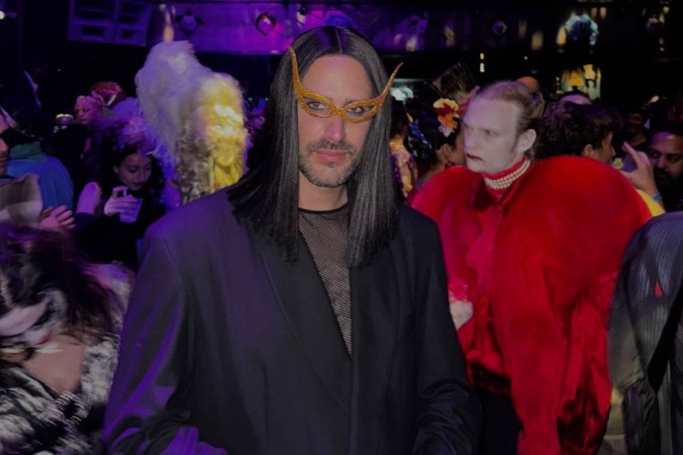 Odgovoran za stil mnogih zvezda, ali retko ga viđamo: Naš dizajner uhvaćen na najprestižnijoj žurki u Njujorku