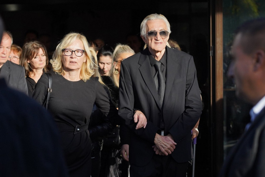 Čitulja za sina jedinog: Reči majke Aleksandra Kodića rasplakale sve, otac Mirko nem