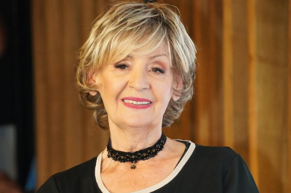 Da li je promašila godišnje doba ili ne? Kaput Lepe Lukić pravo je osveženje