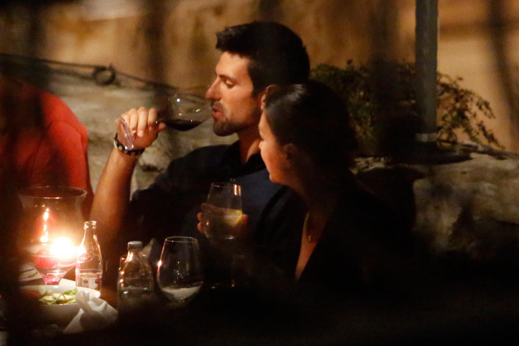 Vino, more, mesečina: Isplivale nikad viđene paparaco fotografije Novaka Đokovića i pevačice koju odlično znate