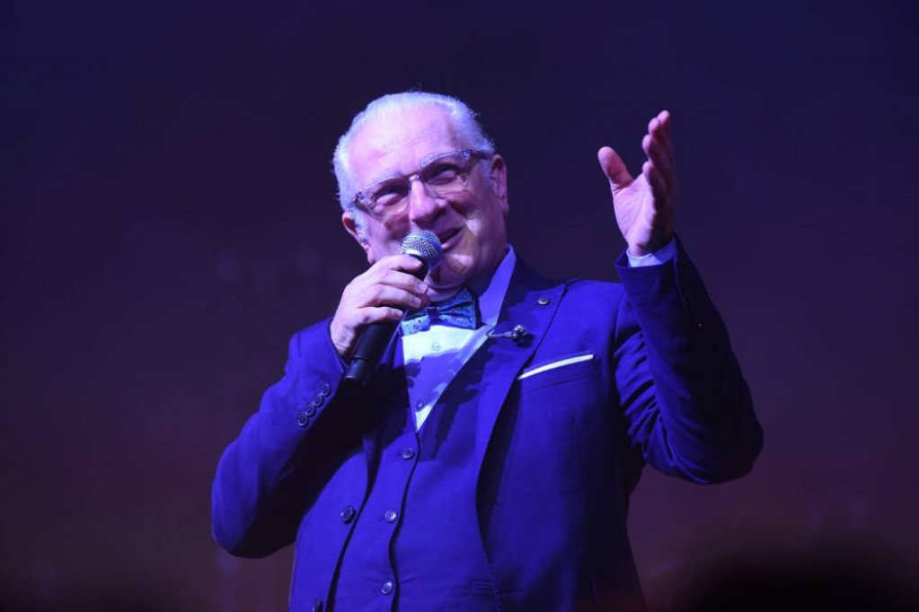 Ljubi je deda: Željko Samardžić se pred koncert pojavio sa celom porodicom, ali unučica je ukrala šou