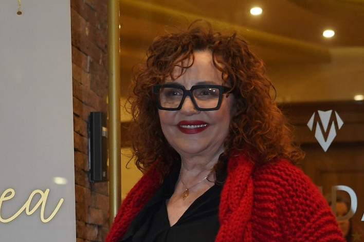 Ženo, gde si pošla u džemperu i sandalama? Bekutin stajling izazvao svakakve komentare, da li joj priliči?