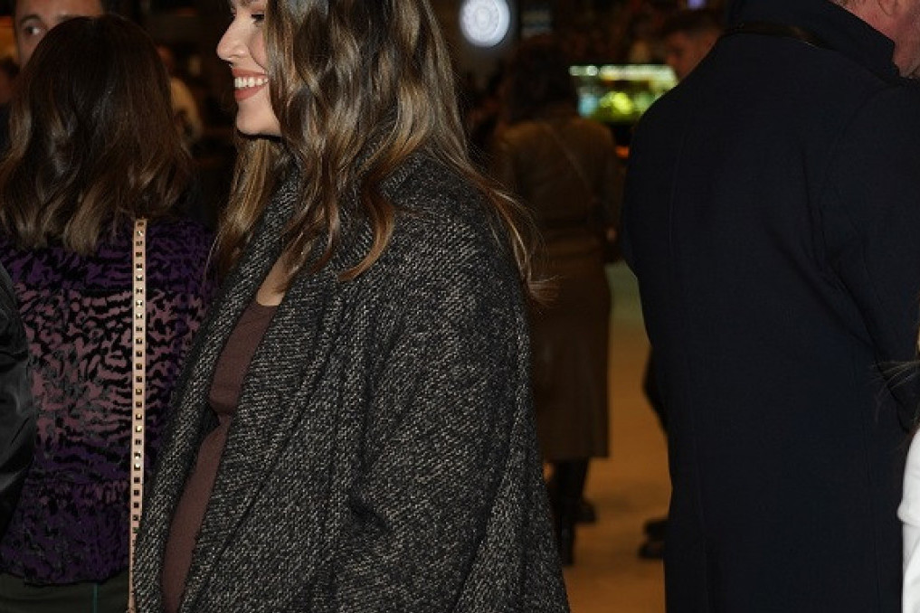 Glumac na crvenom tepihu sa trudnom suprugom: Više ne može da sakrije stomak, prelepo izgleda