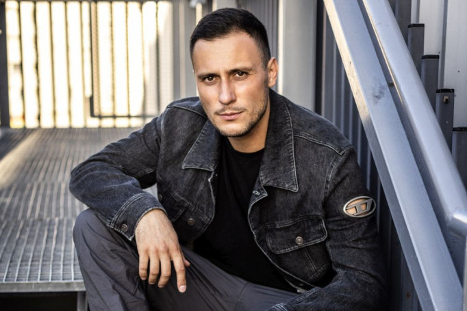 Završio težak fakultet, snašao se u glumi, a suprugu upoznao u kraju: Ko je zgodni Nikola koji je u kadru sa Radom Radenović?