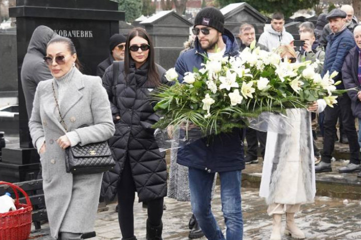 Belo cveće za nikad prežaljenog tatu: Veljko i Anastasija na groblju, Ceca se ne odvaja od trudne Bogdane