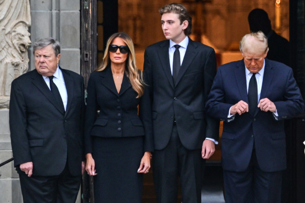 Bila si zrak svetla u najmračnijim danima: Melanija Tramp sa tri najvažnija muškarca ispratila majku na večni put