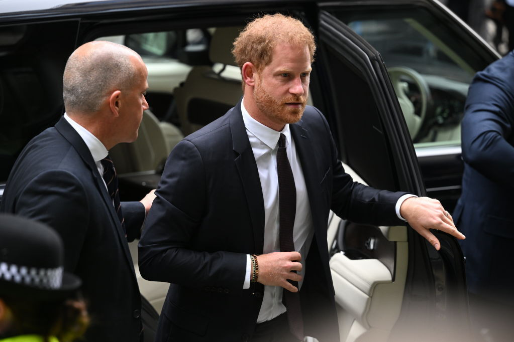 Potresan susret oca i sina: Princ Hari stigao u London, prve fotografije teško bolesnog Čarlsa