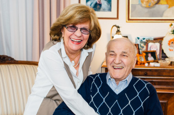 Beli mermer i prosuto crveno vino u obliku krsta: Završen spomenik Bati i Luli Živojinović