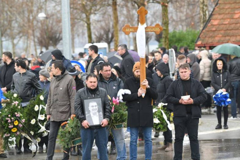 Sahranjen Dejan Milojević: Kolege prešle okean da bi se oprostile od Miloja, udovicu sve vreme pridržavali