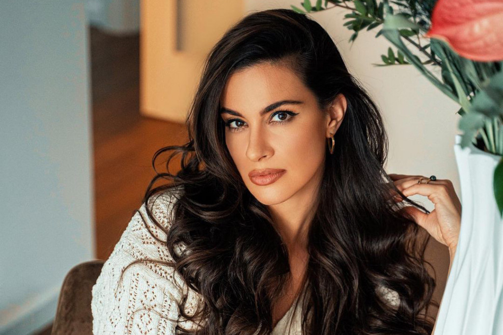 Iskoristili sunčani februarski dan: Dragana Kosjerina u šetnji sa prezgodnim verenikom