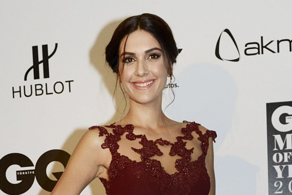 Berguzar Korel proslavila rođendan! Izgleda kao devojčica, a ovoliko svećica je oduvala sa torte