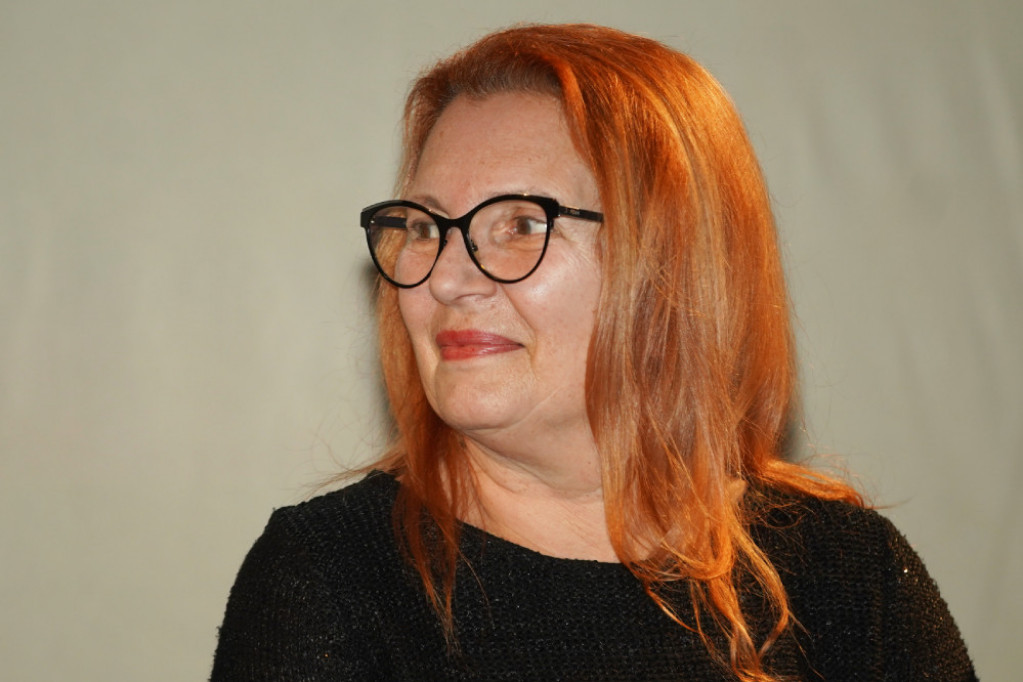 Ženstvena, za svaku priliku, sa štiklama ili ravnim čizmama: Haljinu Tanje Bošković pronašli smo za 3.000 dinara