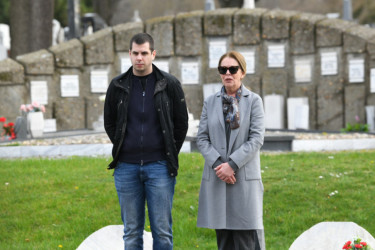 Supruga Ružica i sin Luka položili cveće na grob Zorana Đinđića, svi se pitaju zašto se ćerka godinama ne pojavljuje na pomenu