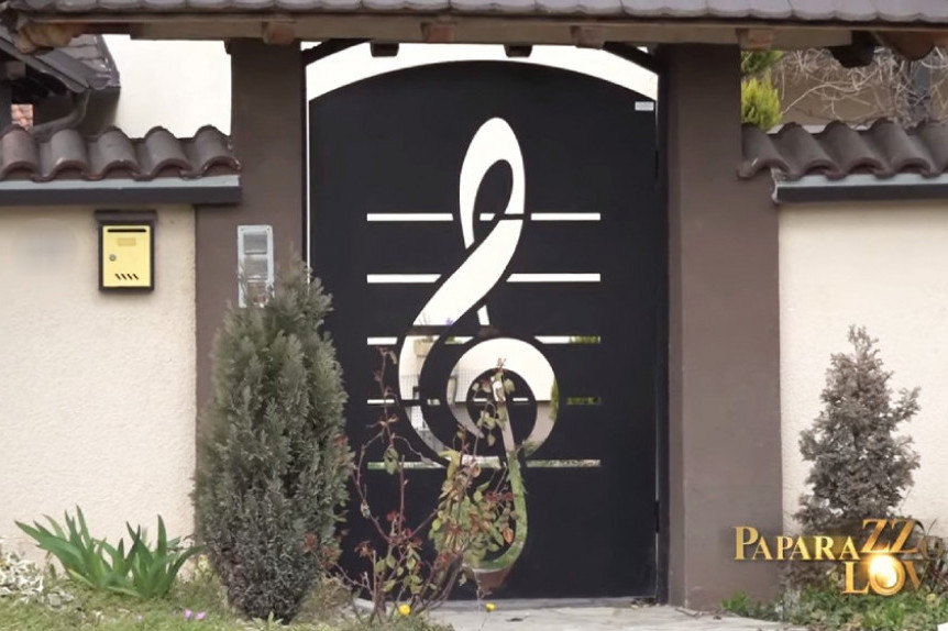 U dvorištu bazen, a na kapiji violinski ključ: Nikad ne biste pogodili koji folk pevač živi u ovoj kući