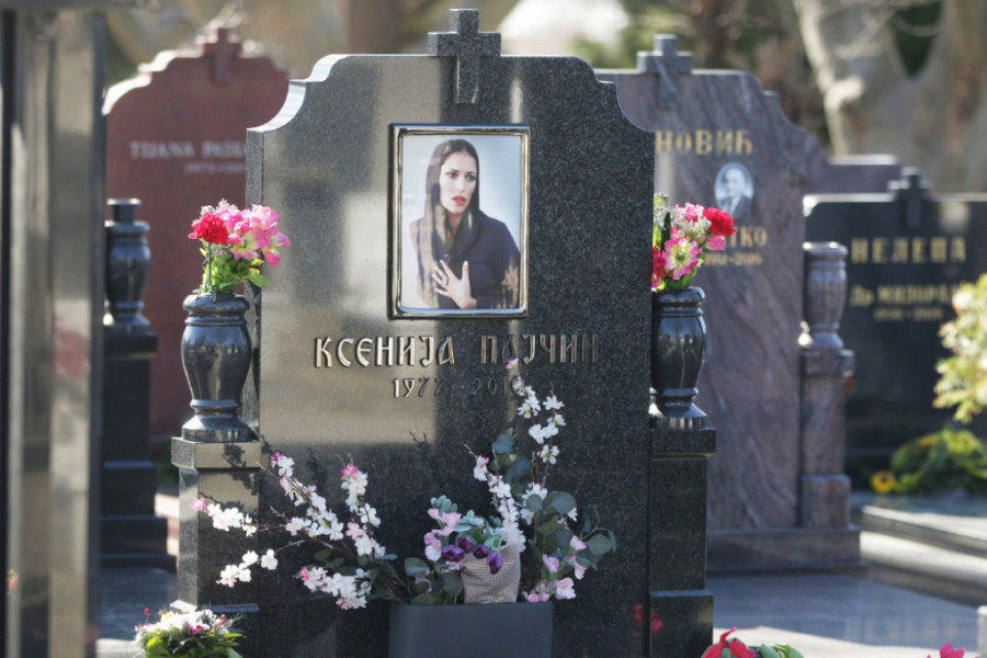 Ja znam da teško je kada sudbina odlučuje... Potresni stihovi na grobu Ksenije Pajčin i bol koja ne prestaje