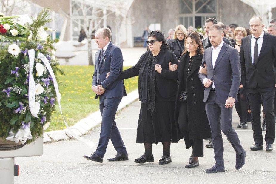 Ćerka čuvenog srpskog fudbalera sahranjena u belom kovčegu, potresan govor oca  i tetke glumice sve rasplakao