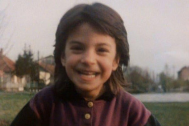 Osmeh je uvek bio zaštitni znak jedne od najatraktivnijih Srpkinja: Da li znate ko je devojčica sa slike?