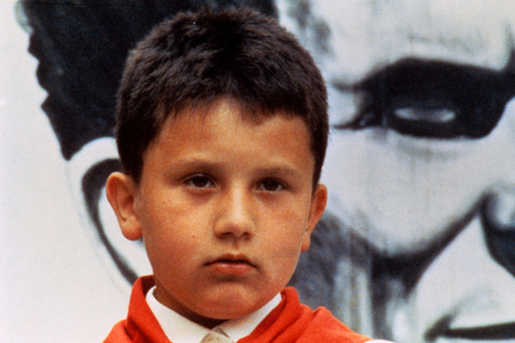 Za tri života nećete pogoditi čime se bavi: Evo kako danas izgleda dečak iz filma Otac na službenom putu