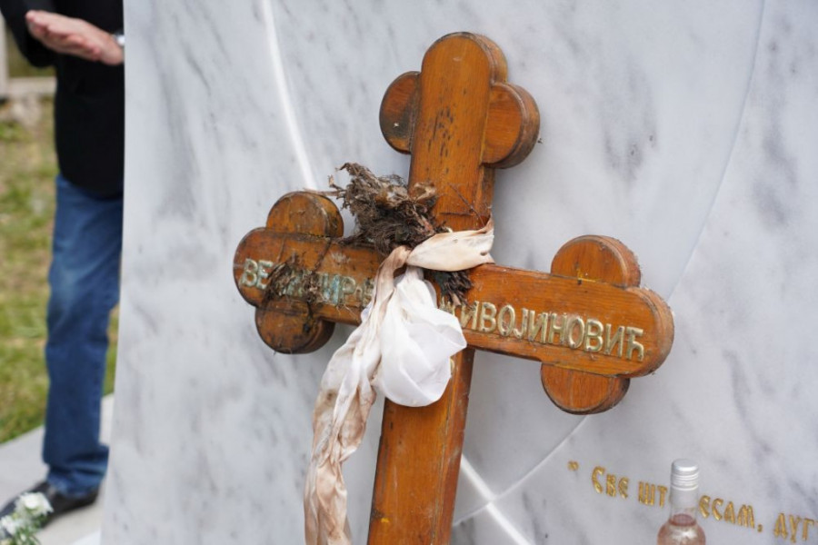 Bata je ponovo pored svoje Lule, a slika na belom mermeru rasplakala prisutne na groblju u Koraćici FOTO