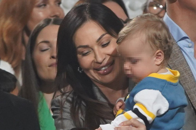 Uskršnja liturgija u Hramu Svetog Save: Ceca Ražnatović sa Krstanom u naručju pričestila se u ponoć (foto)