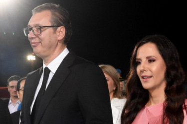 Tamara Vučić sa suprugom dočekala predsednika Kine, haljina Roksande Ilinčić pobralo sve komplimente