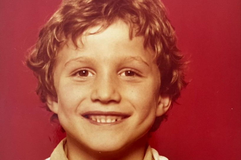 Ovaj nasmejani dečak postao je veliki šmeker i srcelomac: Da li znate ko je na slici?