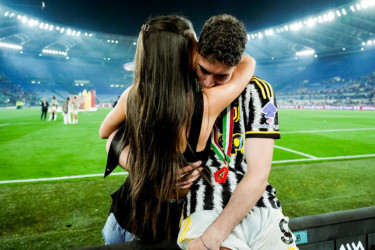Dušan Vlahović doneo trofej Juventusu, pa poleteo u zagrljaj prelepe Sprkinje