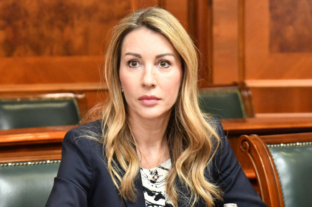 Kratak šorts o kojem bruji Beograd: Da li je ovo najizazovnije izdanje ministarke Dubravke Đedović