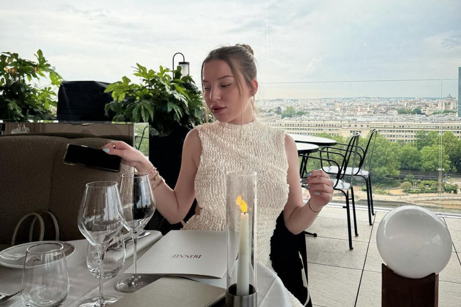 Ovako letuje Ema Cepter: Bogata naslednica pokazala sav luksuz Kaprija, a ON joj pravi društvo